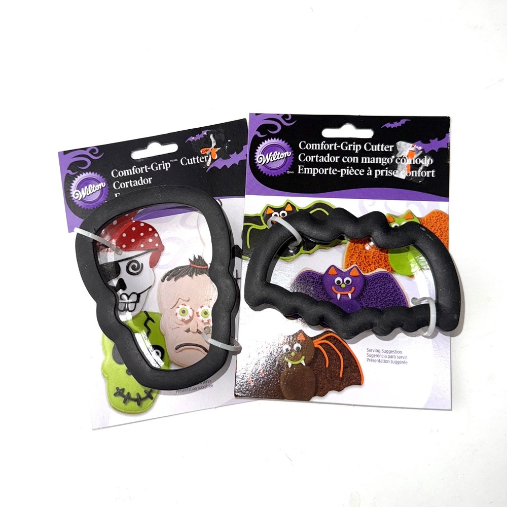 WILTON Set of 2 New Comfort Grip Metal Halloween Cookie Cutters Bat Skull ii7